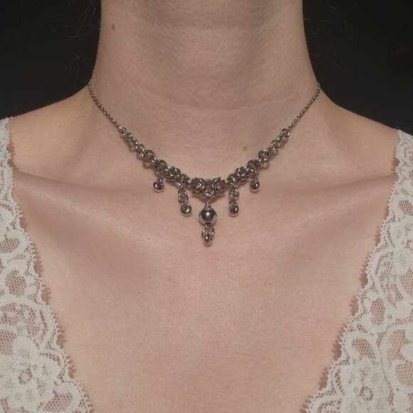 Gothic Victorian style V-shaped necklace with a small silver chain - Picture 11 of 12